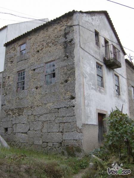 Casa para recuperar perto de praia fluvial e a 30 km da Serra da Estrela