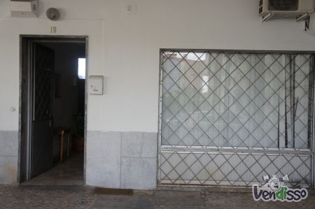 Arrenda-se loja em Massamá  para escritório ou atelier etc. etc, 110 m.