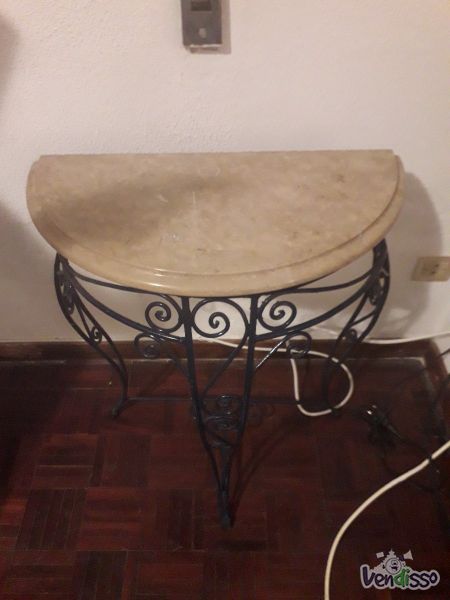 Vendo mesa tipo meia-lua em ferro com tampo em marmore