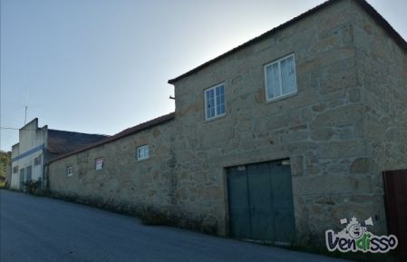 Vendo Casa de pedra, diversos armazens e terreno
