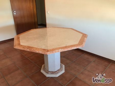 Mesa de jantar totalmente em mármore