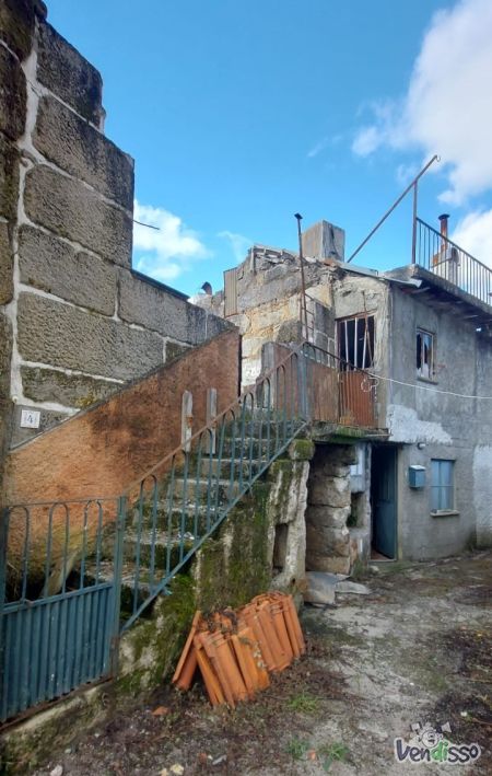 Moradia para ser totalmente reconstruída em Felgueira Velha