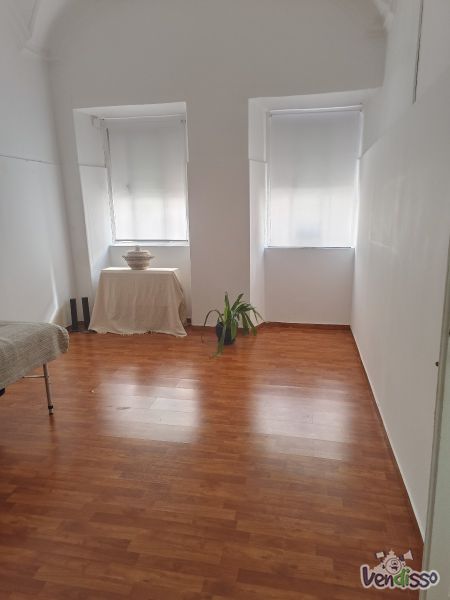 Aluga-se Espaço Comercial na Baixa de Olhão