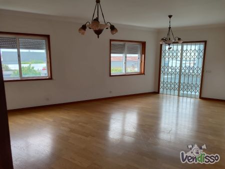 Fantástico T2 com Varanda e Lugar de Garagem em Vilar do Paraíso