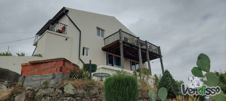 Quinta 'off grid' com casa e anexo autossuficientes prontas a habitar