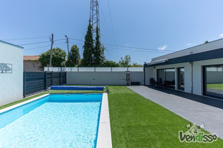 Excelente Moradia Térrea com Piscina Aquecida em Arcozelo