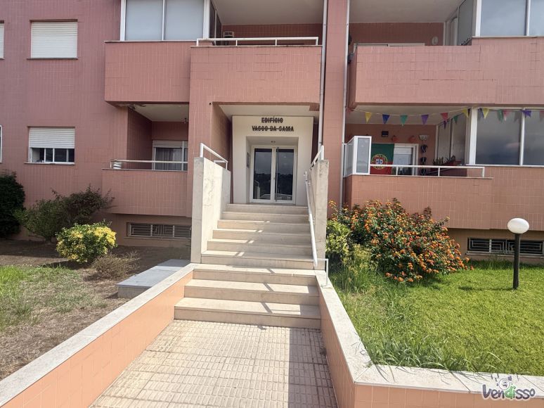 Apartamento T2 com garagem e elevador em Oliveira do Douro, Gaia.